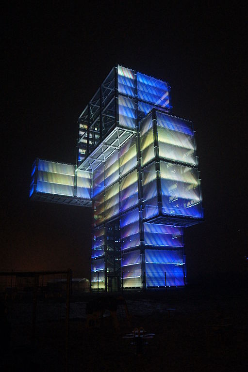 Indemann blau beleuchtet bei Nacht